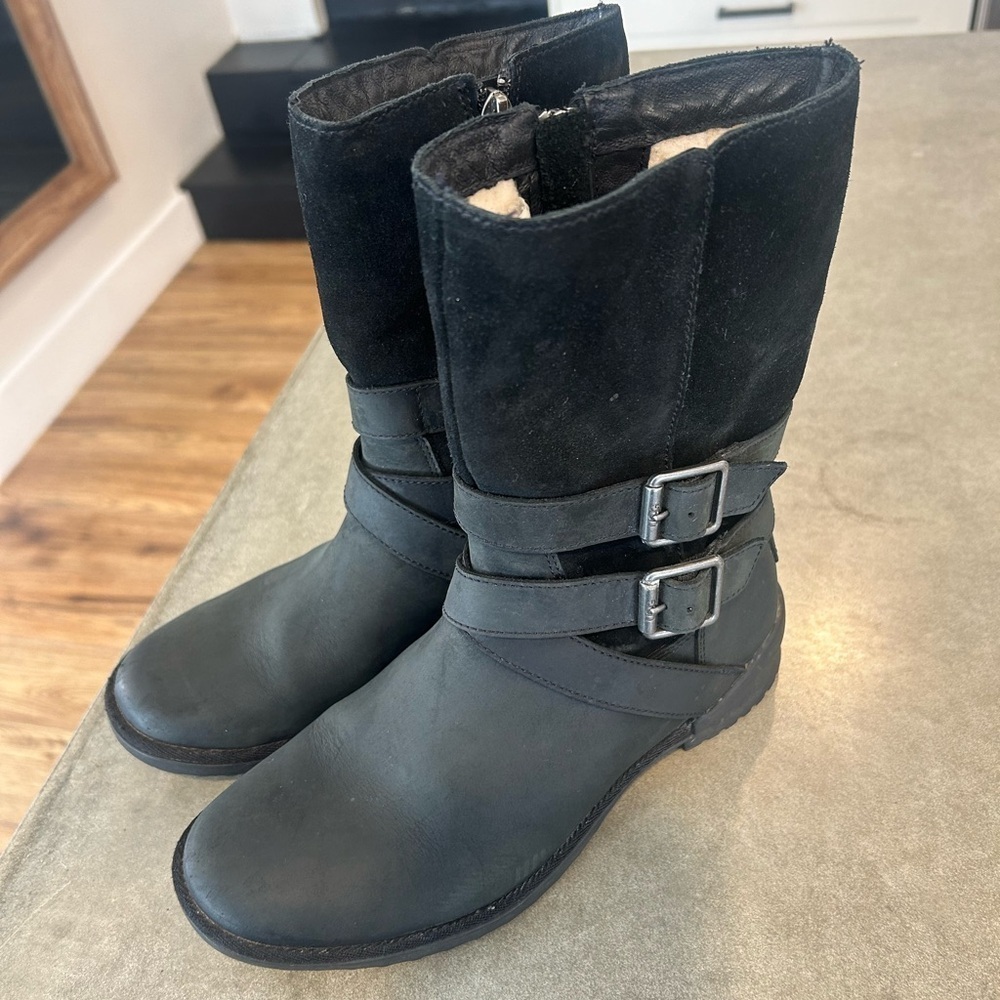 UGGS size 6 boots. Black leather, shearling liner. Full zip. Excellent condition